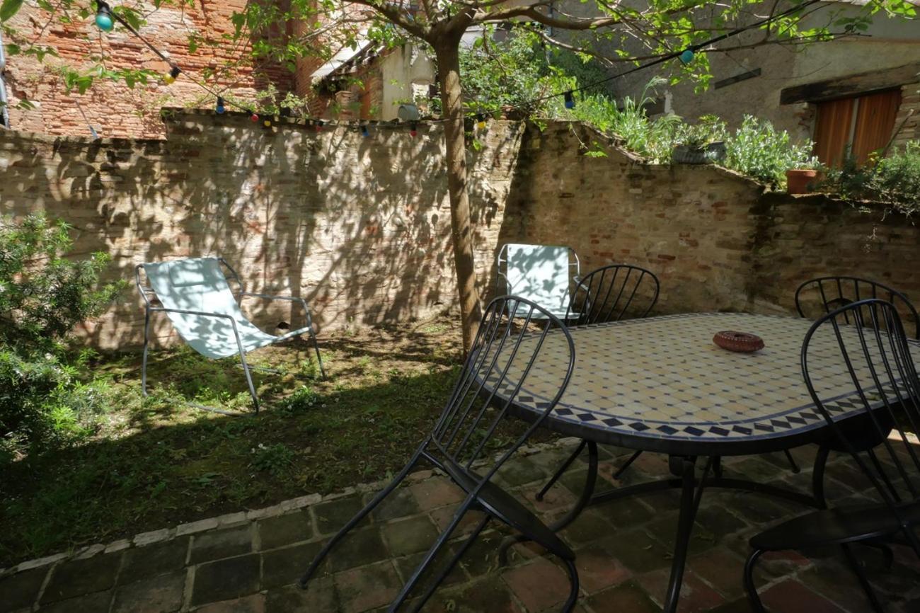 Bed and Breakfast La Lauze Et L'Anguille Gaillac Exterior foto